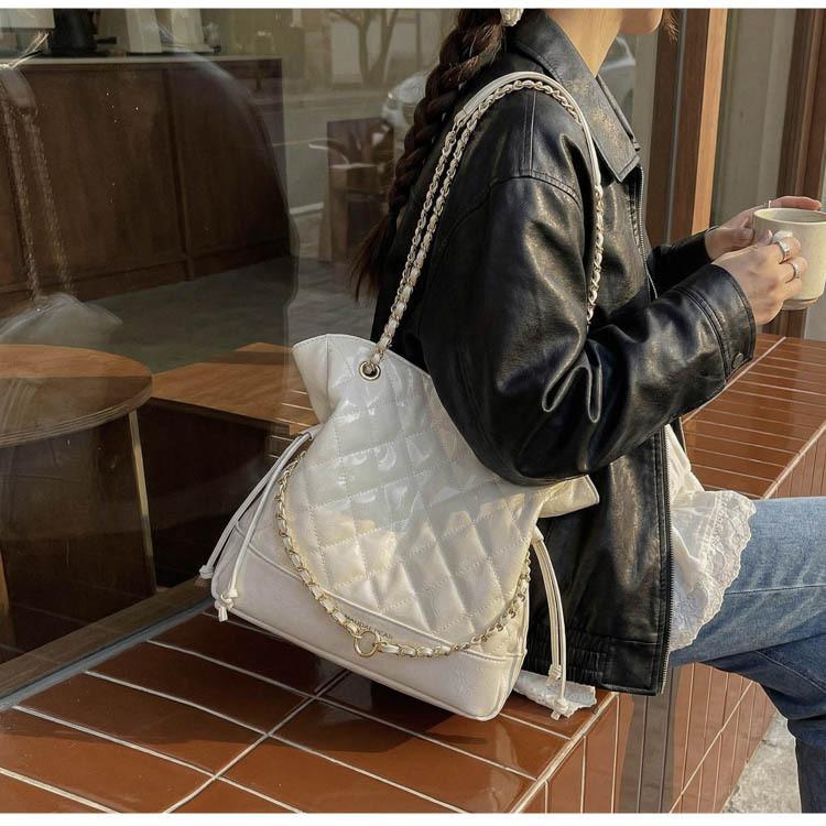 IELGY Oil Wax Leather Chain Underarm Bag Commuter Tote Bag