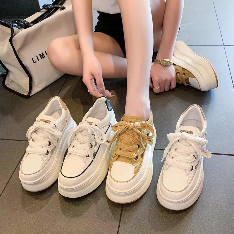 Mode Schuhe mit hohlen Löchern Damen 2025 Sommer neu dicksohlige atmungsaktive hohle kleine weiße Schuhe innere Höhenerhöhung dicksohlige Löcher
