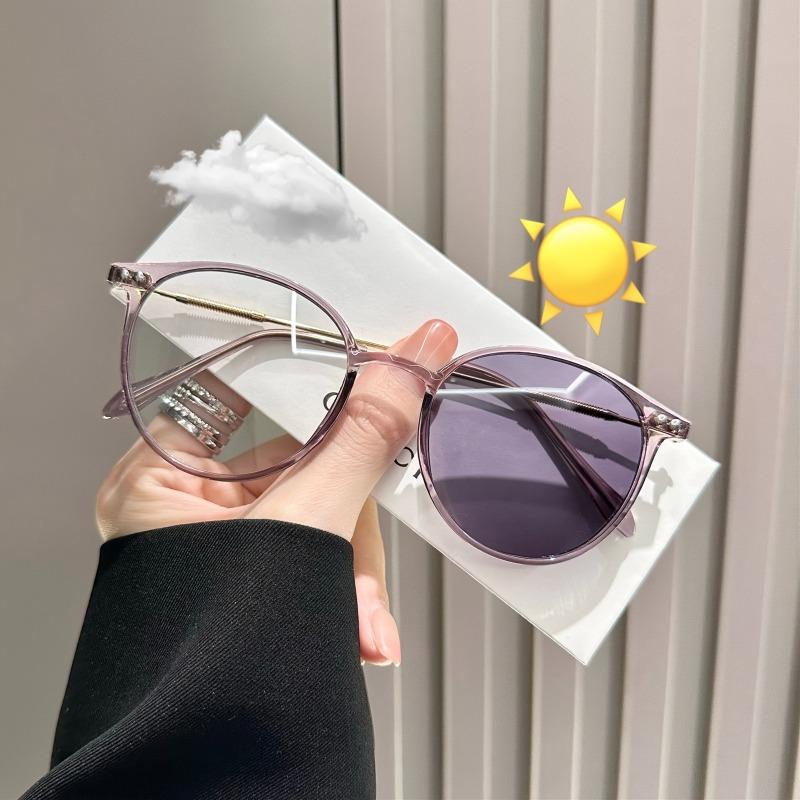 A Fashionable Pair of Women's Photochromic Glasses, Retro Round Anti Blue Light Glasses, Ultra Light Computer Blue Light Glasses