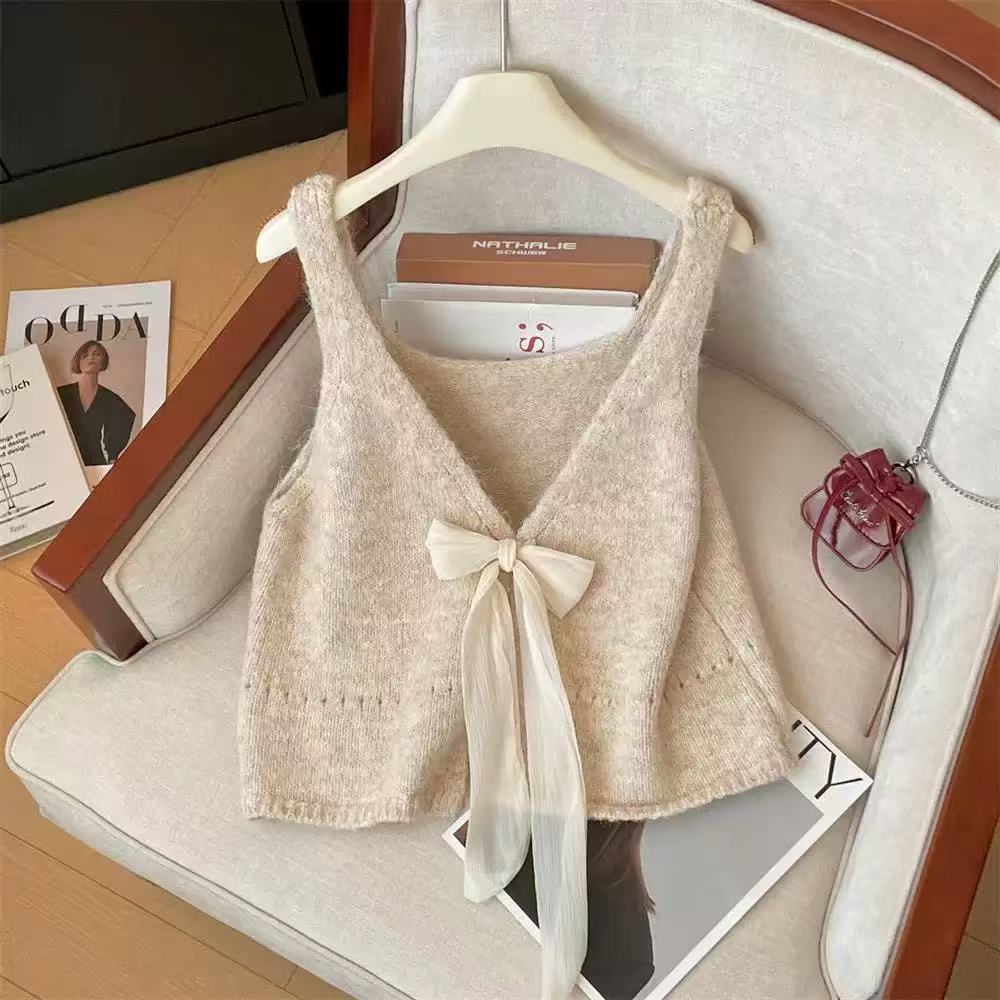 The new models in early spring are worn on the front and back, with straps, bows decorated with v-necks, sleeveless stacked, and knitted sweaters with