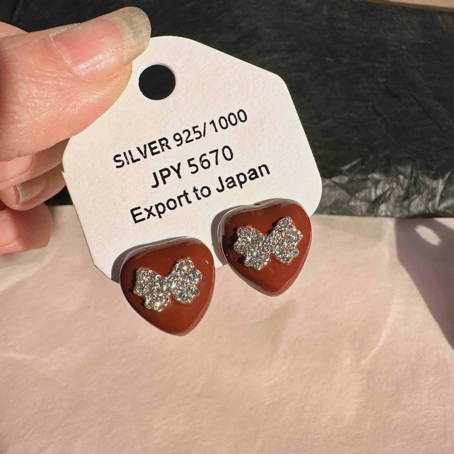 

Lovely Silver Plated Heart Stud Earrings for Women Hollow Butterfly Crystal Earrings Small Party Jewelry Accessories Gifts червоний