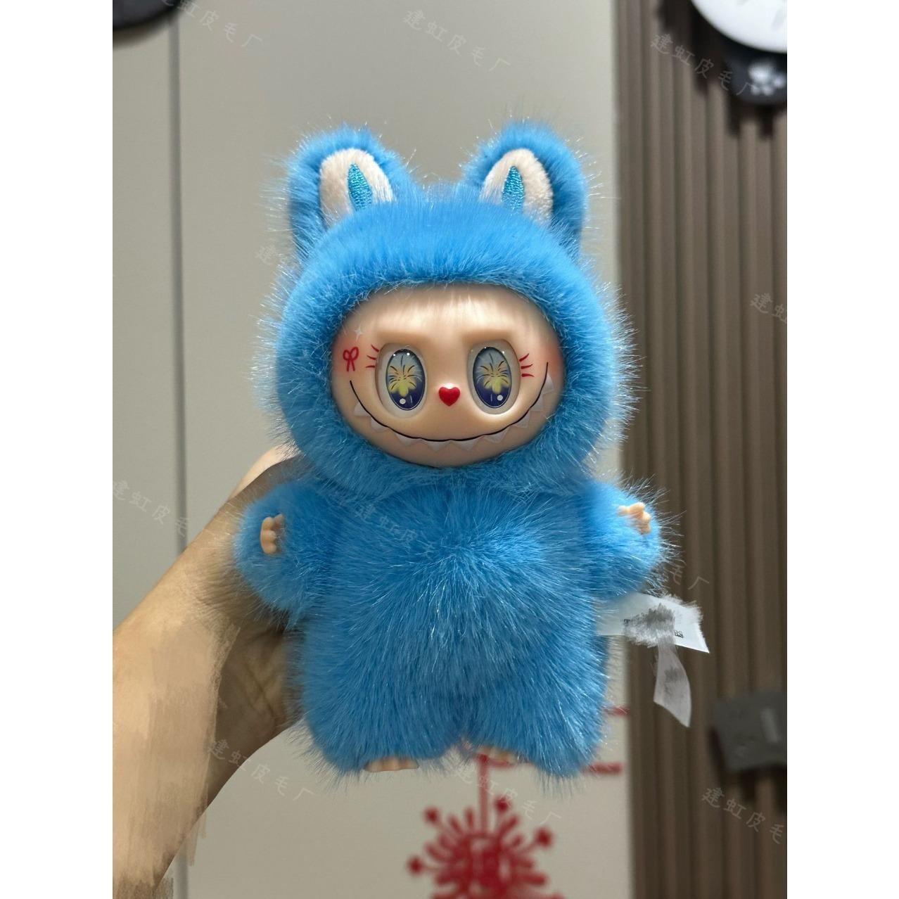 

Плюшевые игрушки Лабубу, модная и инновационная китайская версия с глазами-звездочками, глазами в форме сердца и глазами, создающими богатство, сделаны из виниловой ткани.