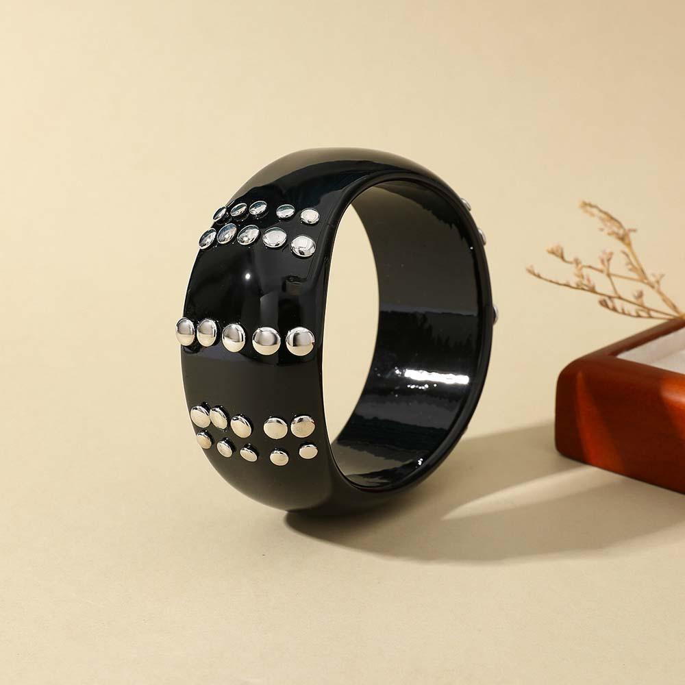 

Geometric Silhouette Studded Cuff Bracelet Stacked Wrist Jewelry Street Style Shoot срібний/чорний