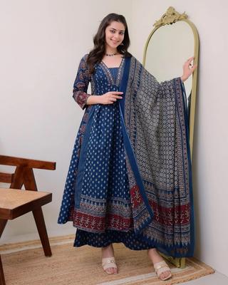 Ensemble Anarkali Kurta et Pantalon en Rayonne Imprimée de Créateur pour Femme avec Dupatta Costume Salwar