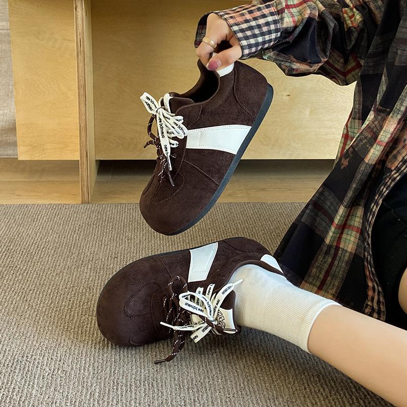 Women's Flat Casual Sports Shoes Spring 2026 Comfortable Non Slip Outdoor Casual Shoes Retro Lace-Up Fashion Female Sneakers