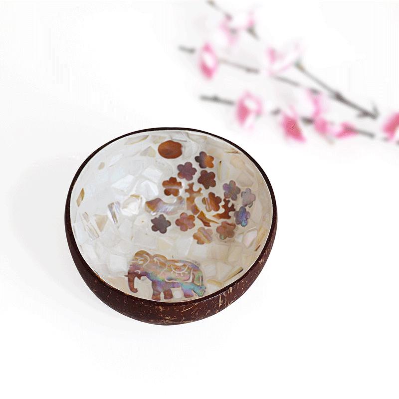 Ručně malovaná miska z kokosové skořápky: Design mušle pro úložný prostor na klíče ve vstupní hale nebo pro servírování salátu