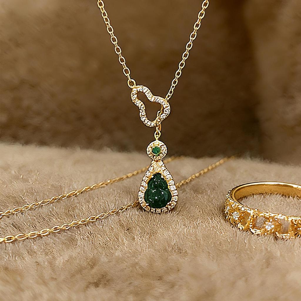 Chinese-Style Emerald Gourd Pendant with Imitation Gold and Diamante Inlay Clavicle Chain for Women