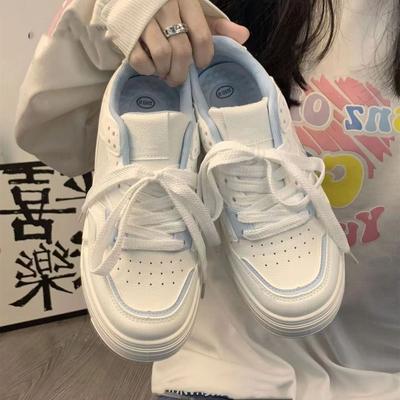 Koreanische Version von Damenschuhen Frühling vielseitig atmungsaktive lässige weiße Schuhe 2024 neues Nischenmodedesign dicke Grundplatte Schuhe Flut