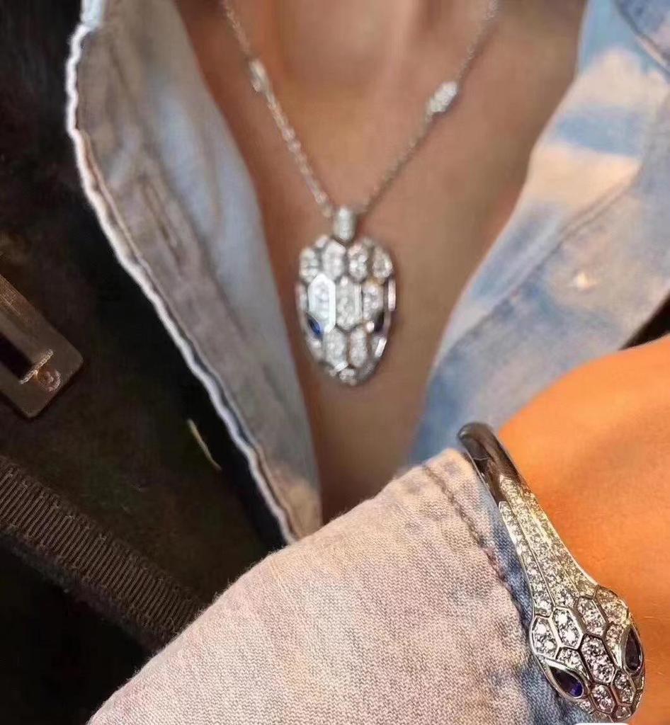 Ju Jingyi and Wu Lei Snake Head Necklace: Diamond-Studded, Gold-Plated V-Clavicle Chain, Exuding Light Luxury and Unique Style.