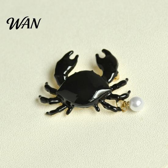 Smooth Touch Brooch Pin Bohemia Style Faux Pearl Decor Crab Shape Zinc Alloy Durable Metal with Hand-Painted Finish Coats Suits Sweaters Dresses Badge