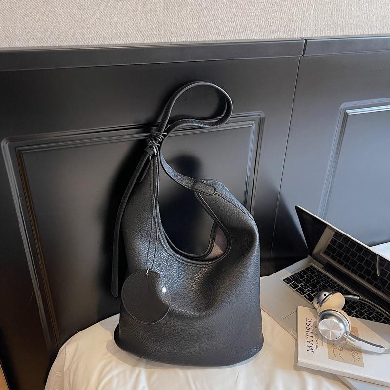 

Простая сумка через плечо большой вместимости из мягкой кожи с узором личи, новая универсальная сумка-мессенджер для通勤 чёрный