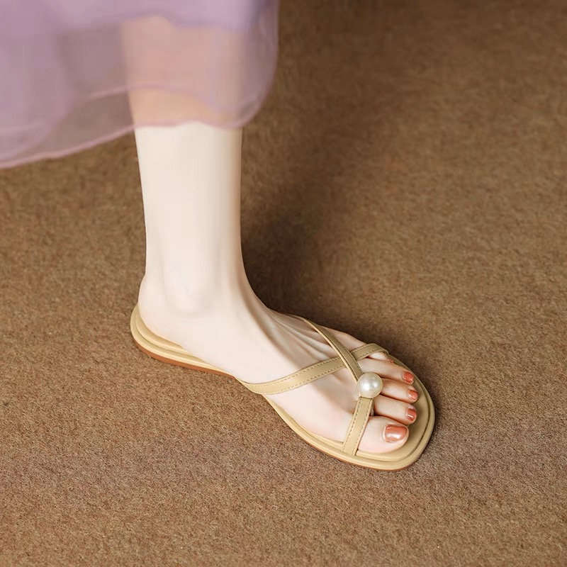 A Versatile Soft-soled Flip-flop for Women A New Style of Fashionable Flat Shoes for Outerwear