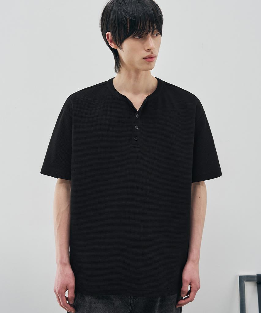 DRAW FIT Waffle Henley Neck Half T-Shirt [Black]