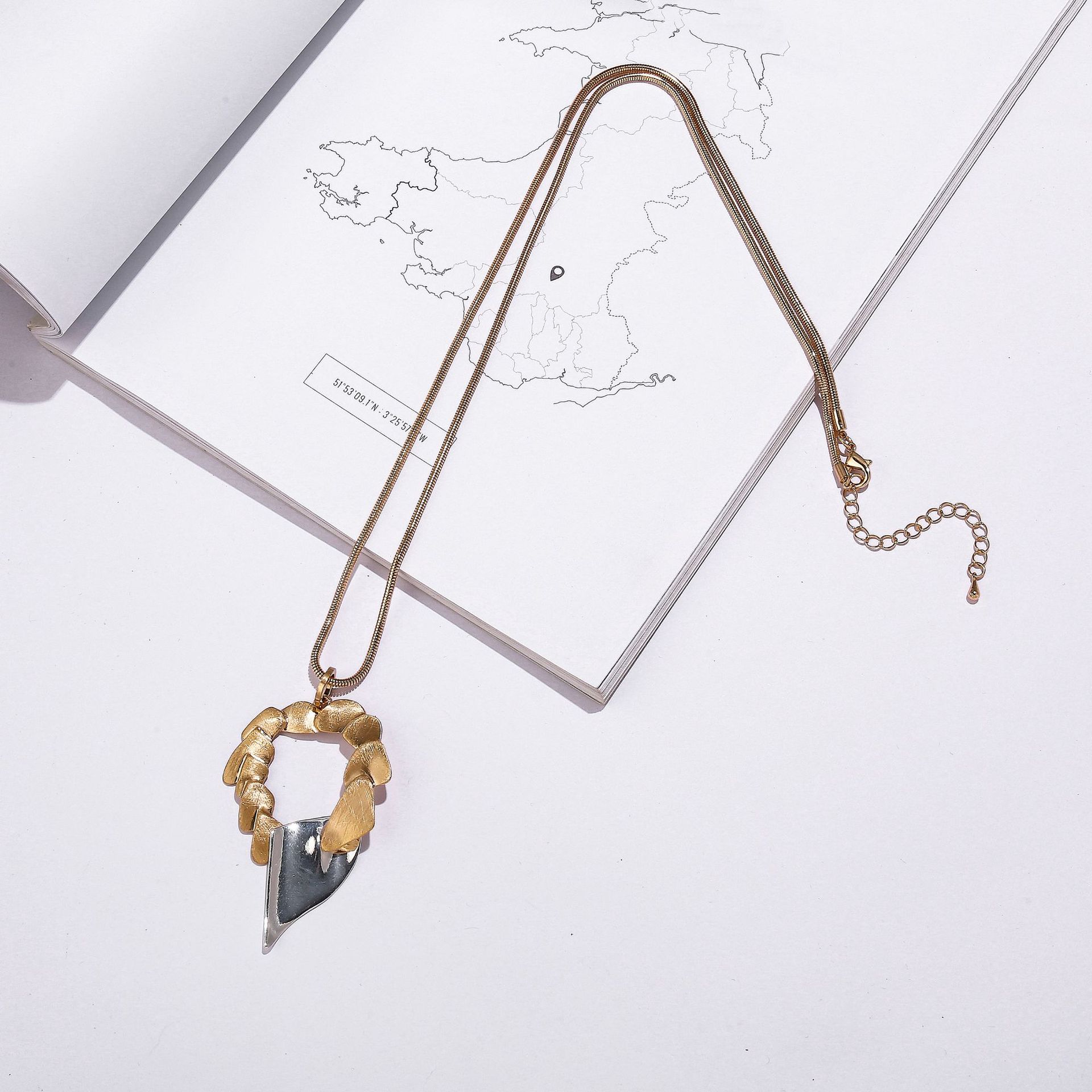Accessories Metal Geometric Alloy Ladies Necklace Long Snake Bone Chain Sweater Chain
