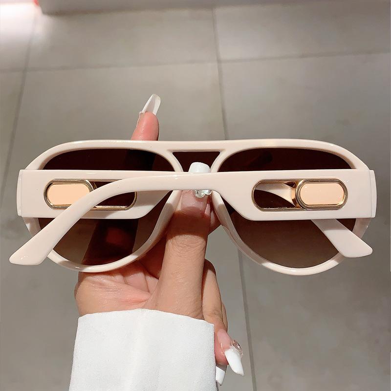 Flat Top Pilot One Piece Sunglasses Women For Men Luxury Brand Designer Vintage Punk Sunglasses Popular Rivet Big Frame Shades