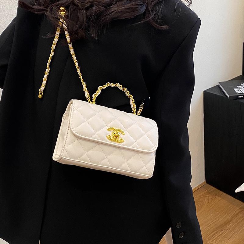 Bolsa Transversal Pequena Xiangfeng Mini com Corrente em Xadrez Diamante e Bola Dourada - Vermelha, Moda Outono