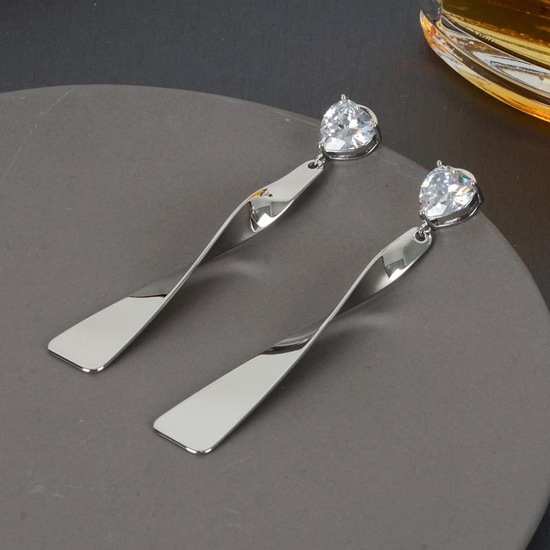 Minimalist Geometric Metal Stud Earrings Women Elegant Gold Tone Lightweight Daily Wear