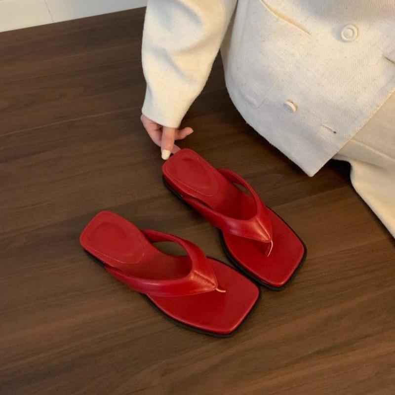 Thick-soled sandals wear French evening wind pinch slippers women's 2025 summer new beach shoes flip-flops high heels