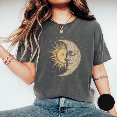 Mystisches Sonnen- und Mondgesicht Komfort Unisex T-Shirt Schickes Vintage Bohème Bekleidung Kurzarm Trendiges Y2K Lässige Streetwear