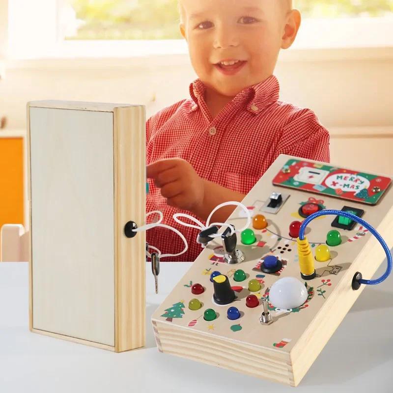 Montessori Busy Board Senzorické hračky Dřevěné s LED světelným spínačem Kontrolní panel Cestovní aktivity Dětské hry pro 2-4 roky