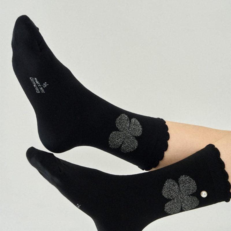 MONTH IN MONTH OUT Silver Clover Glitter Socks _ BLACK&SILVER