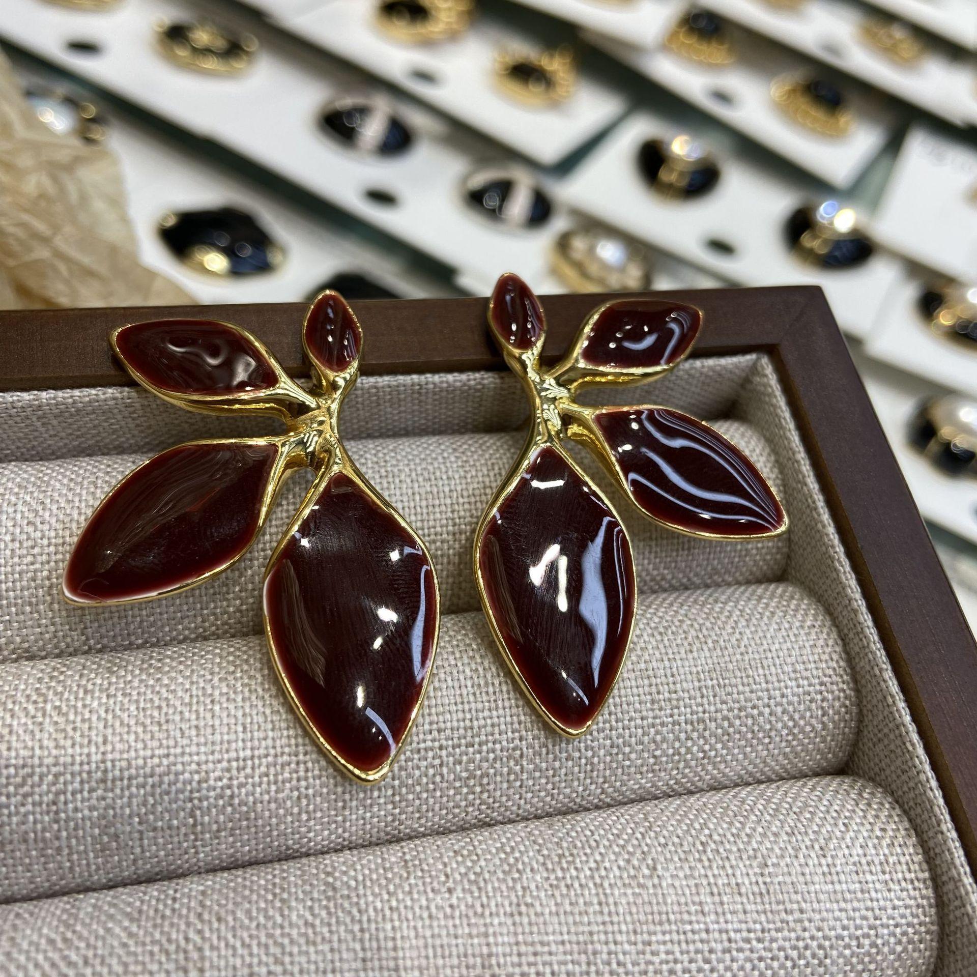 

Douyin Hair Petal Earrings French Port Style Three-Dimensional Retro Versatile Ankola Red Oil Drop Symmetrical Flower Stud Earrings