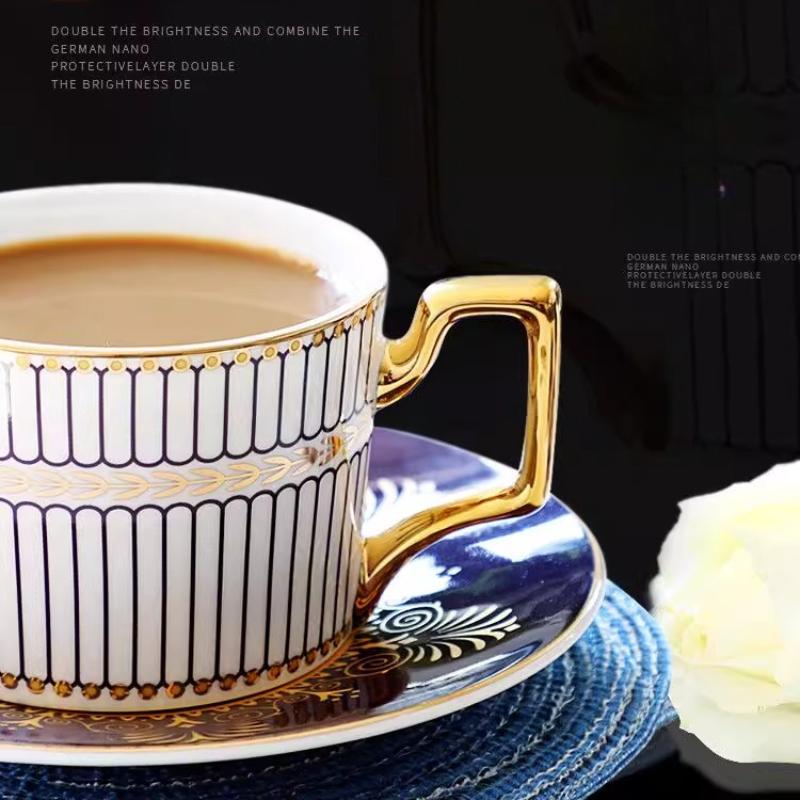 Feines Knochenporzellan Kaffeetassen- und Untertassensets, 270 ml Wunderschön glasierte Teetasse mit Goldrand und Henkel, Keramik-Kaffeetassen mit goldenem Löffel