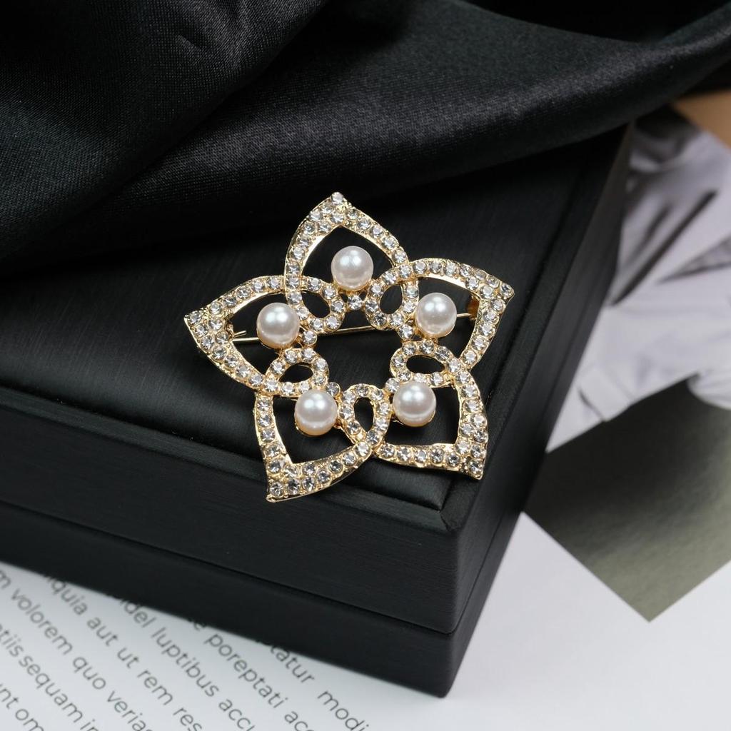 Elegant Versatile Light Luxury Corsage Brooch with Niche Design - Anti-Exposure Pin