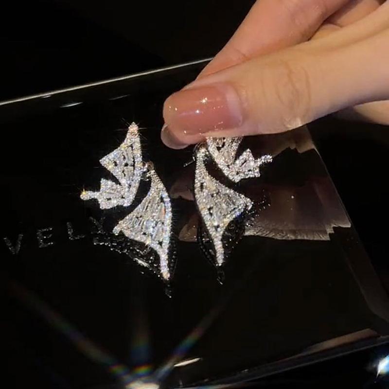 Butterfly wings, a pair of earrings, super flash temperament light luxury stud earrings, personalized Internet celebrity earrings of the same style