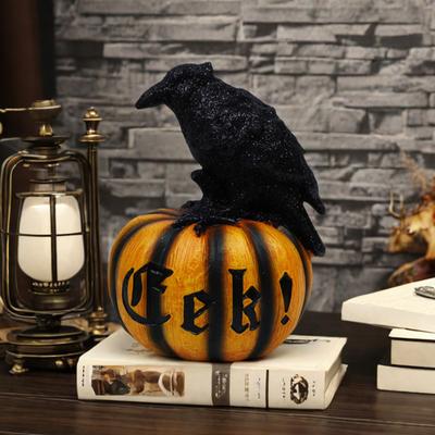Halloween Skelett Kürbis Statue Gruseliger Kürbis mit Schädel/Krähe Skulptur Halloween Indoor Harz Ornament für Heim Büro Schreibtisch Deko