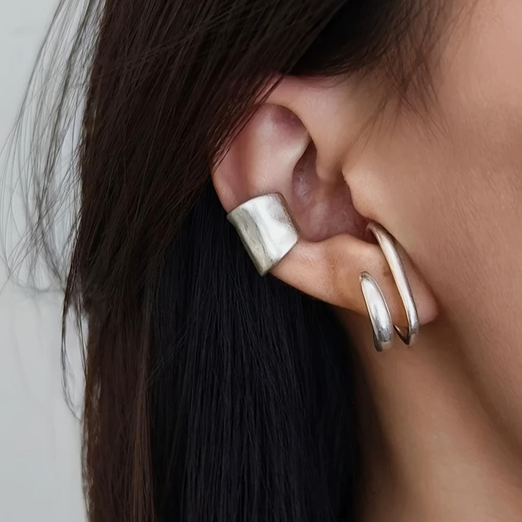 Um Par de Brincos de Clipe Geométricos Elegantes, Minimalistas, em Tons Frios, de Alta Qualidade para Mulheres, com um Temperamento Único, Versáteis para o Uso Diário