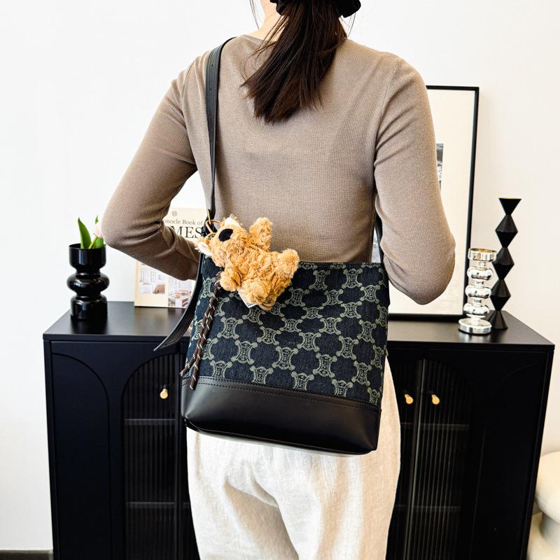 

2024 new large-capacity tote bag women s niche casual backpack fashion Tongle versatile shoulder messenger bag 26*10*28 чорний