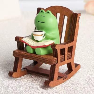 Yousheng Mini Froschfigur Harz Froschskulptur mit Schaukelstuhl Kleine heilende Frosch-Ornament für Autoinnenraum Zuhause Büro Schreibtisch