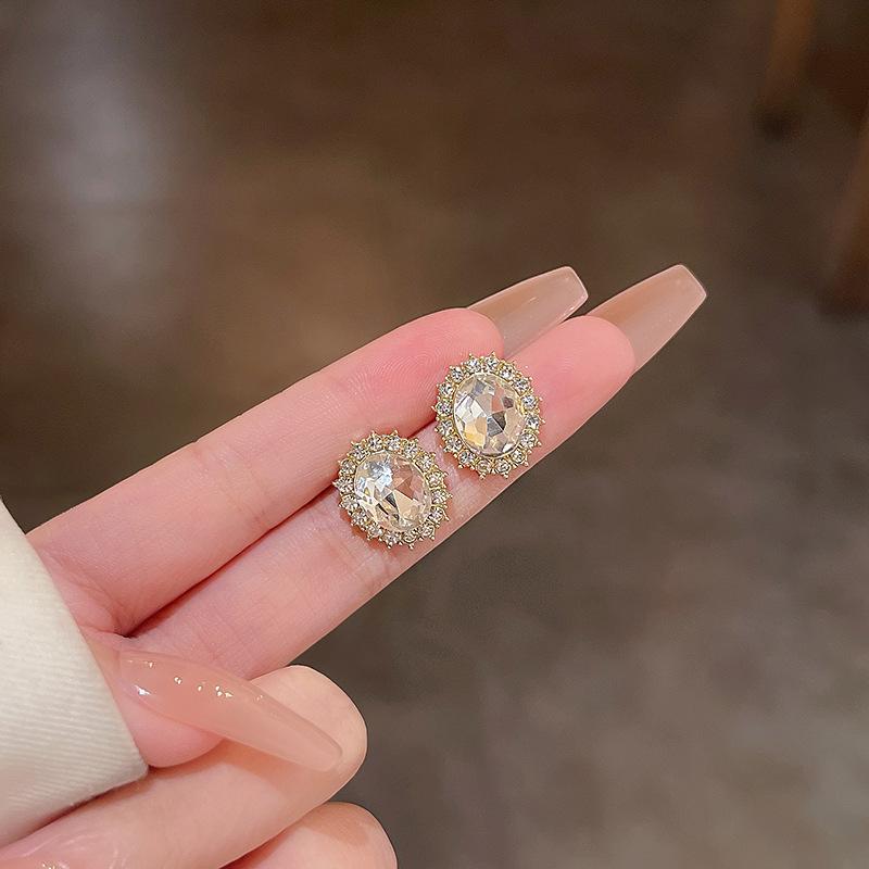 Elegant and sophisticated earrings for women, vintage niche design pearl studs, popular online trend ear accessories