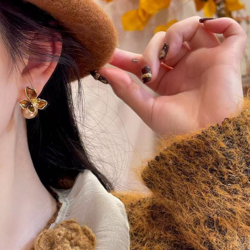 Vintage Enamel Brown Iris Flower Pearl Earrings For Women Gently Temperament Earrings Fashion Jewelry Accessories Gifts