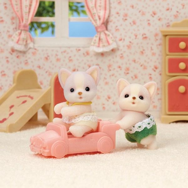 Sylvanian Family Chihuahua Twins Figur 5431, 1 st, populära koreanska leksaker