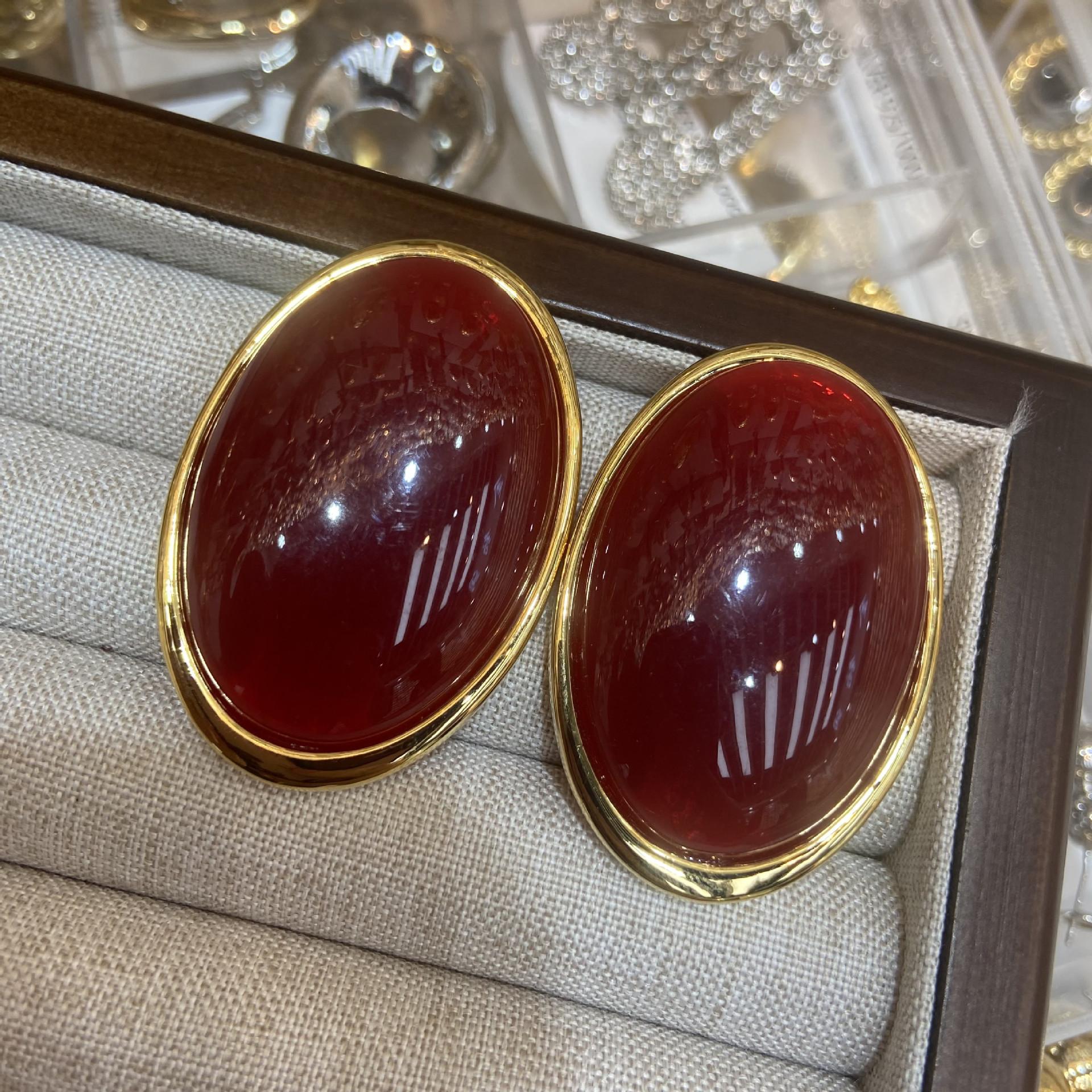 

Серьги-гвоздики овальной формы с преувеличенным бордовым отливом, простые темпераментные модные серьги, женские ретро-серьги черного цвета на осень и зиму