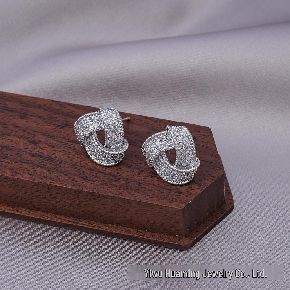 Stylish Gold Circle Ear Cuffs - Light Luxury Jewelry for Trendy Women