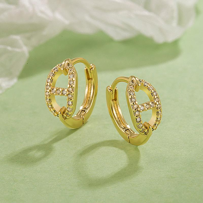 Trendy Geometric Ear Cuffs: Elegant Retro Style for Early Autumn 2023