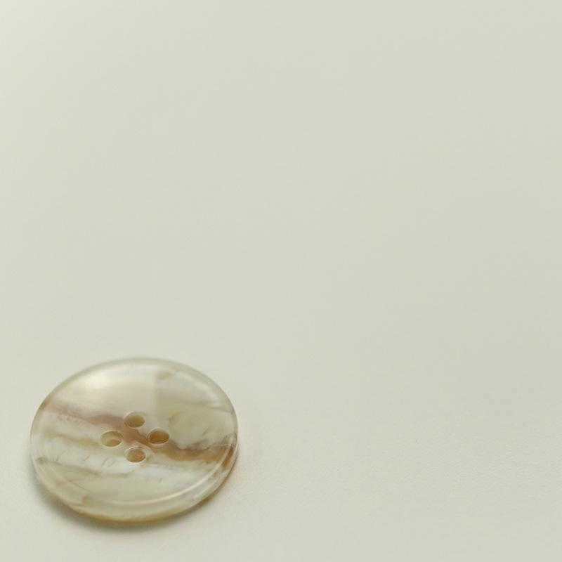 Resin Four-Eye Buttons, Translucent Buttons, Suit Sweater Buttons, Tweed Jacket, Trench Coat, Leather Coat Buttons.