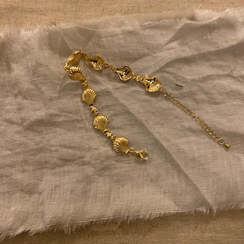 

A vintage gold seashell and flower bracelet, a women s jewelry accessory suitable for everyday wear.