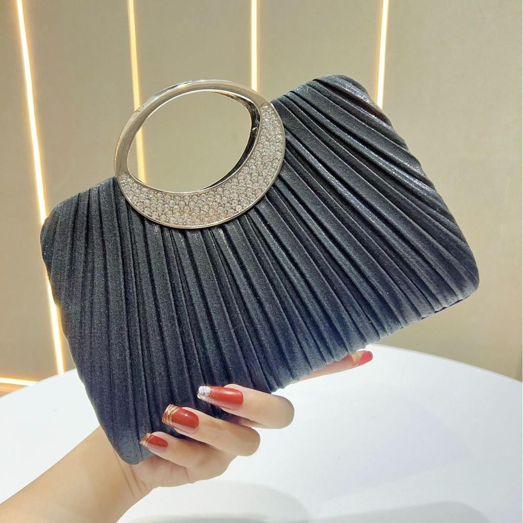 Borsa da sera a pochette classica con design plissettato e catena per eventi formali