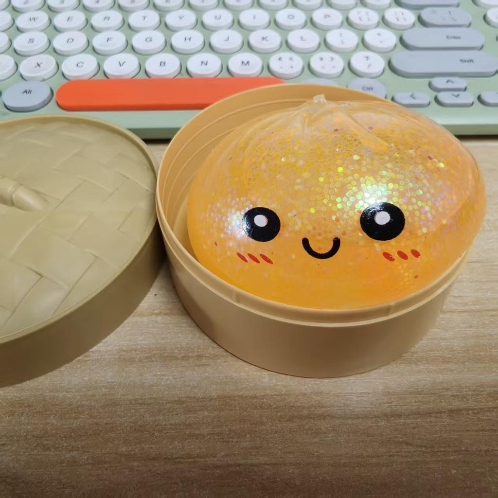 Lesklá squishy hračka ve tvaru knedlíku plněná třpytkami s dárkovou krabičkou, měkká mačkací senzorická hračka, sběratelský dárek pro fanoušky squishy pro úlevu od stresu