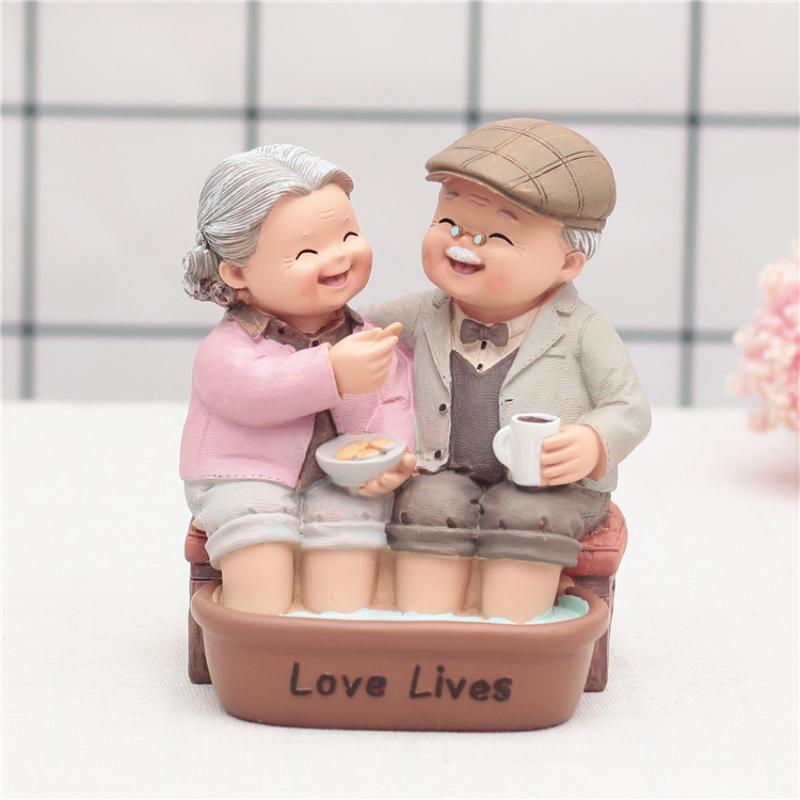 Harpiks Moderne Tegneserie Bestemor og Bestefar Modell Skulptur Kake Kjærester Par Dekorasjon Hjemmedekorasjon Bordplate Statuett Gave