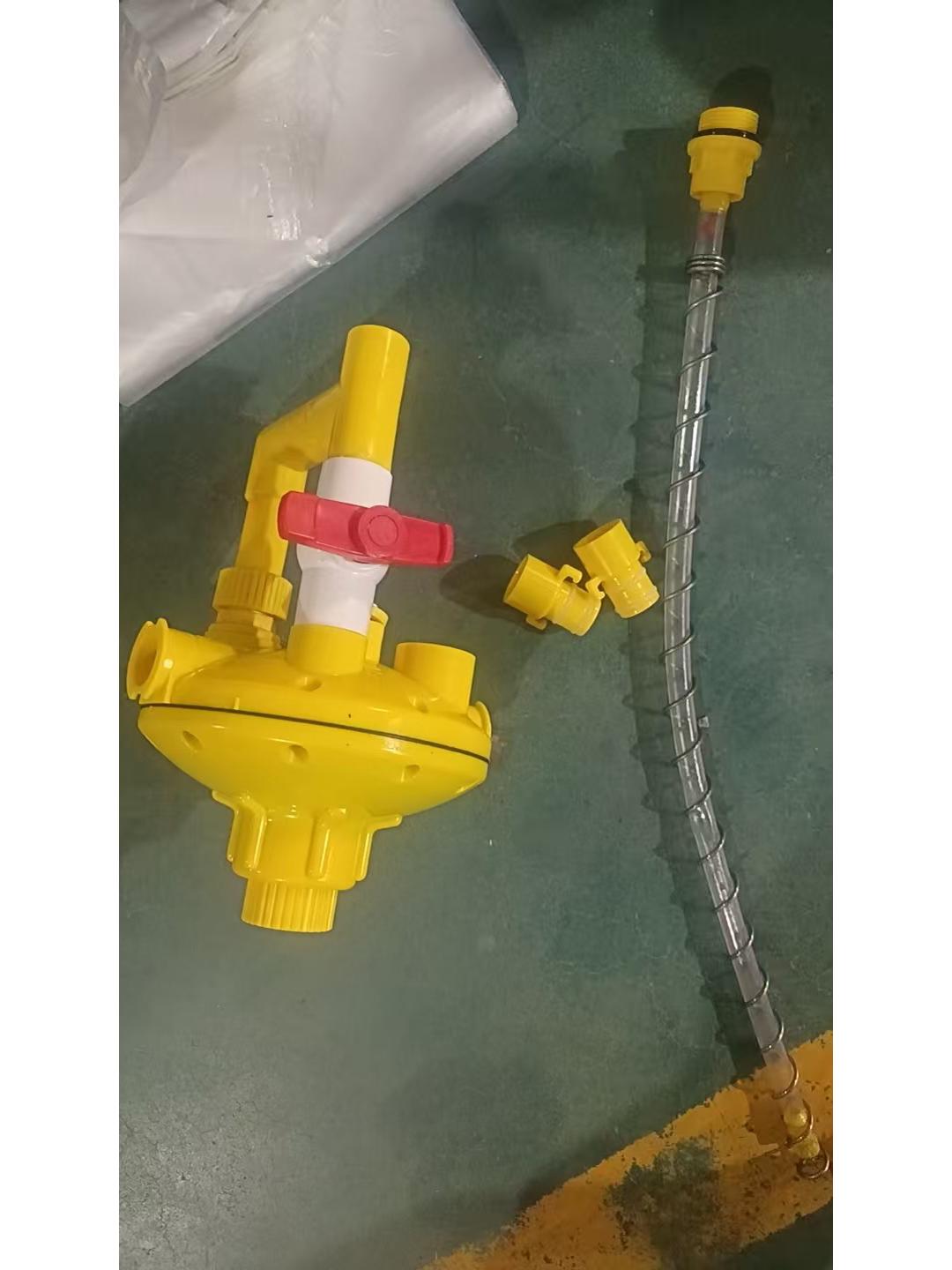 

Двосторонній автоматичний регулятор тиску для аквакультури та системи пиття для курчат