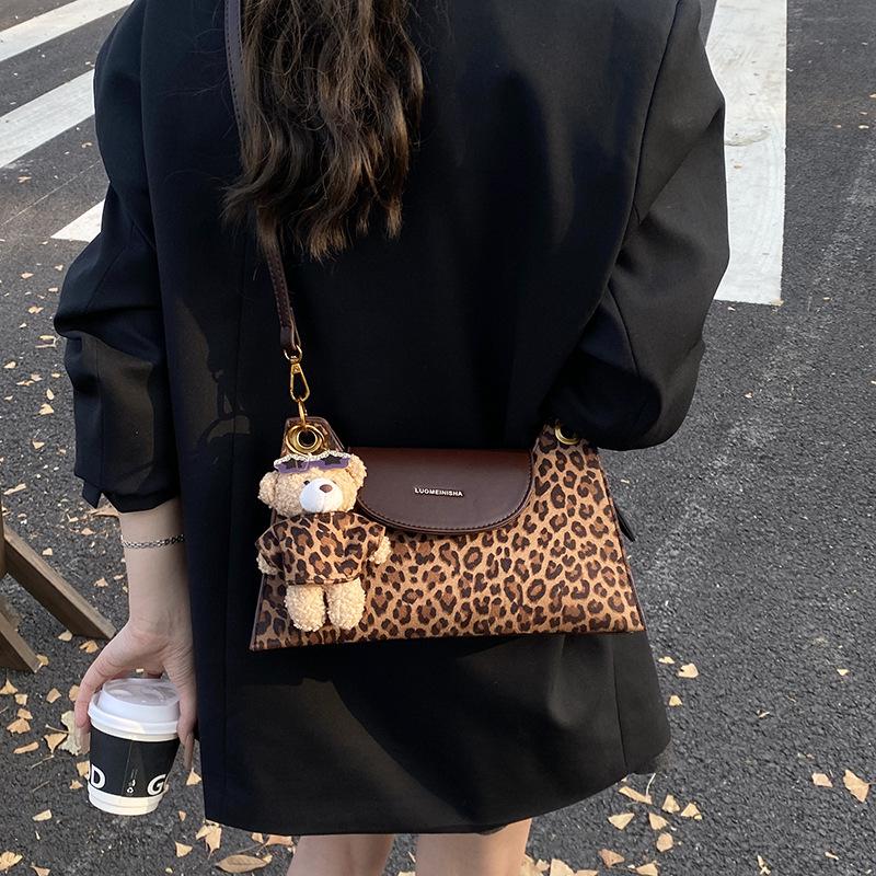 Leopard print bag women's large-capacity 2025 new autumn and winter versatile niche shoulder underarm bag commuter baguette messenger bag