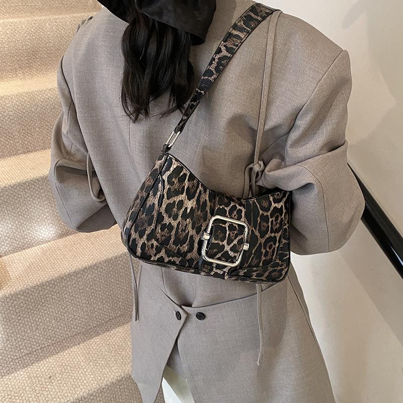 Korean version of fashion underarm women's bag 2025 winter new niche design handbag retro leopard print shoulder crescent bag
