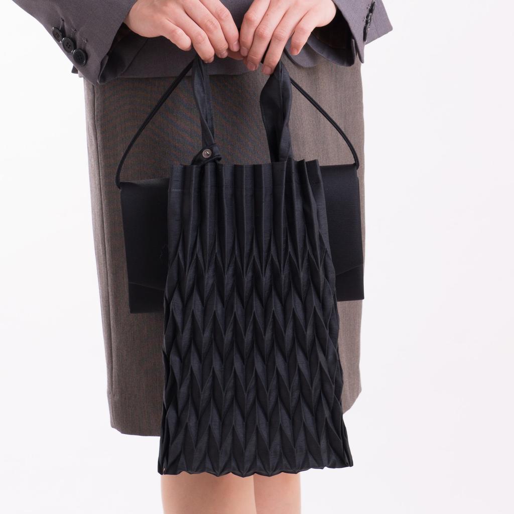 Aurora Japanese-made Pleated Sub Bag, Size 32, A4 Size, Eco Bag (Seragi Black)