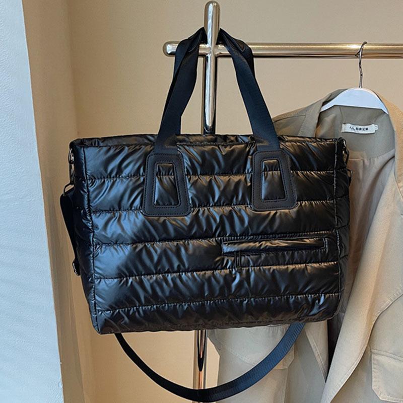 

Fashion women s bags New versatile casual niche trendy bags Large capacity soft bags One shoulder messenger tote bags чорний