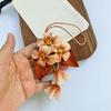 Luxuriöse Rindsleder Obernarbe Blumiges Auto-Hängeornament Eleganter Handtaschen-Anhänger Modische Auto-Innenraum-Dekoration Niedliches Geschenk Für Frauen